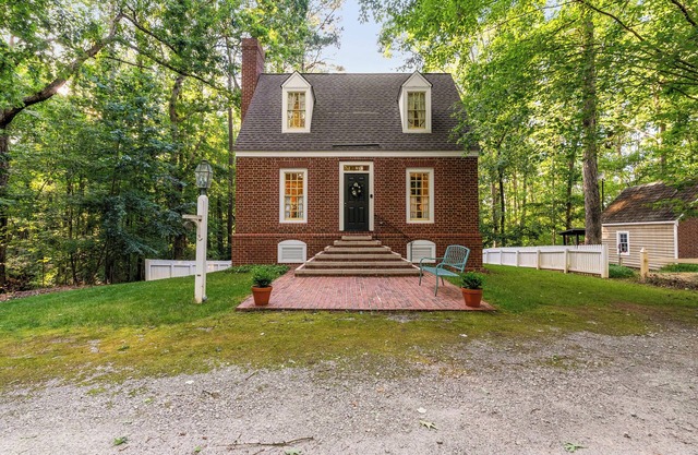 2 bedroom/2 bathroom Woodland Retreat in Hub City with Backyard + Fire Pit