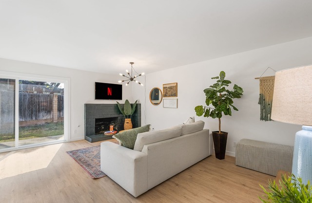 2 Bedroom / 2 Bathroom Duplex in the Heart of Orange County