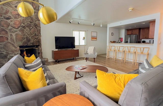 2 chambres - Condo spacieux sur 2 niveaux à l'intérieur du pavillon Evergreen! Unité 605