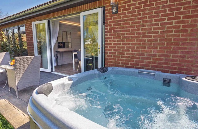 2 bedroom accommodation in Rookley Village