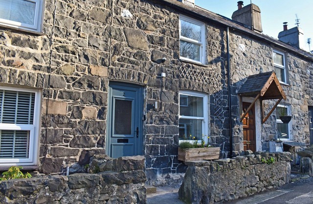2 bedroom accommodation in Llanfairfechan, near Conwy