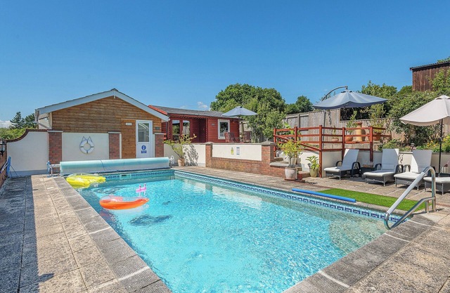 Discover Kingsteignton’s tranquil countryside with this two-bedroom holiday home.