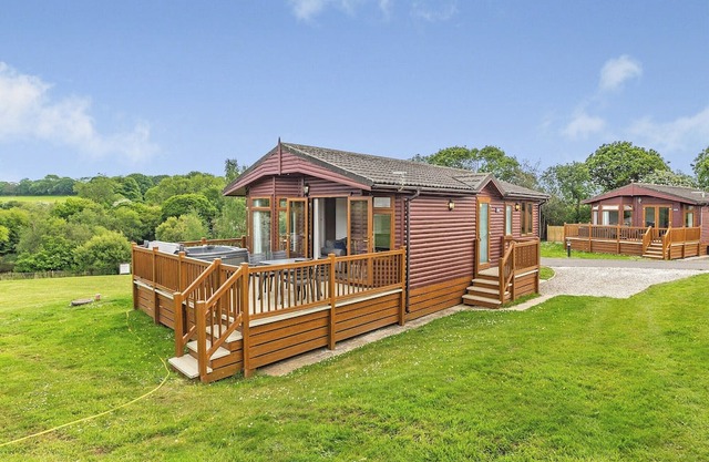 Spacious traditional lodge with one king-size double with en suite shower and one twin.