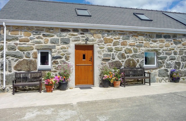 2 bedroom accommodation in Llangybi, near Pwllheli
