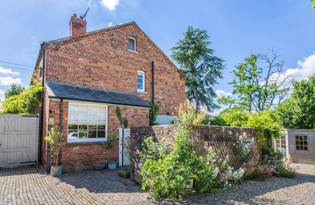 This modern and stylish retreat is the perfect choice for couples, friends and small families.
