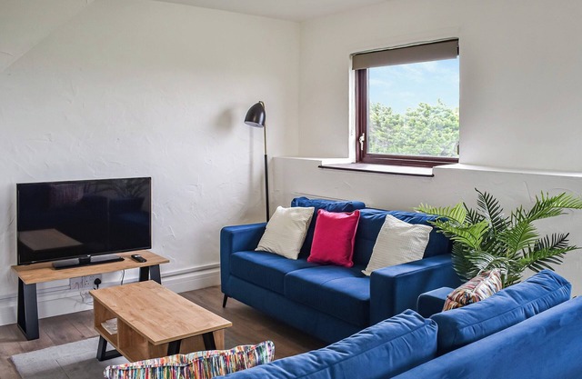 Bright and spacious cottage, with sea views and within walking distance to stunning beaches.