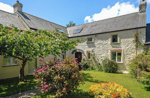 Cosy, welcoming north Pembrokeshire country cottage with Wi-Fi near the coast and sandy beaches.