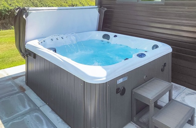 Comfortable two bedroomed lodge styled holiday home with one large king and two large singles.