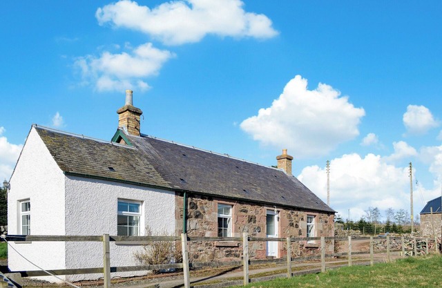 A smart, cosy detached cottage, with lovely views over the surrounding Vale of Strathmore.