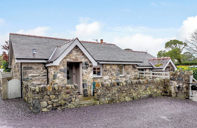Beautiful two-bedroom, rural stone cottage situated just a short distance from Caernarfon.