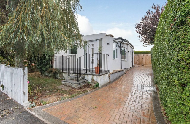 A wonderful two bedroom modern bungalow with a large enclosed garden.