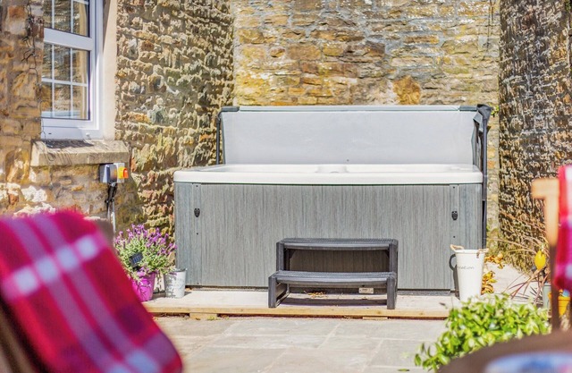 Nestled in the beautiful, picturesque town of Haltwhistle, this cottage has it all.