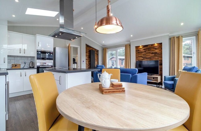 Luxurious and contemporary lodge with one double with en suite shower room and one twin.