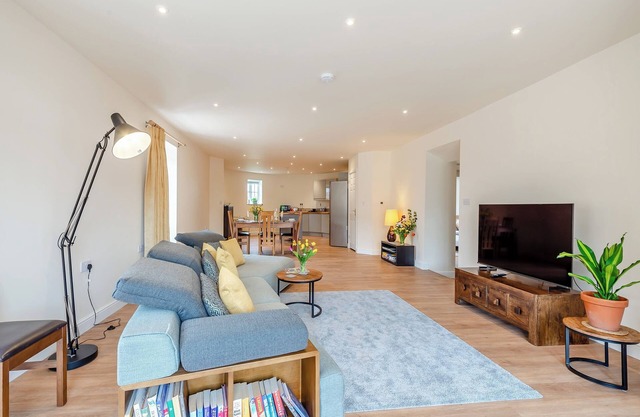A stunning property, very spacious, very modern, luxurious throughout, and in a great location.