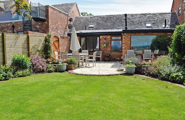 An ideal property for exploring the surrounding area’s or a fabulous break away to the races.