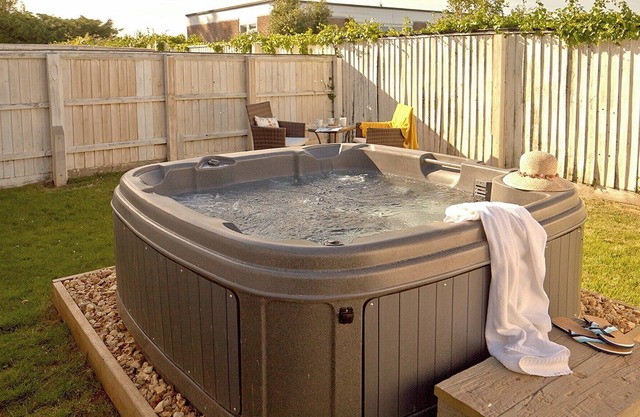 2 bedroom accommodation in Freshwater, Colwell Bay