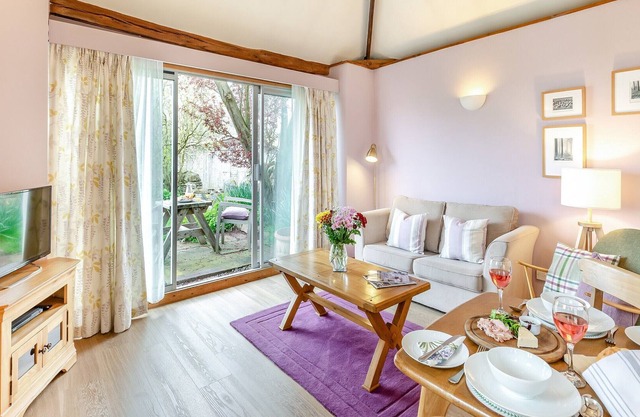 2 bedroom accommodation in Ridgeway Cross, near Malvern