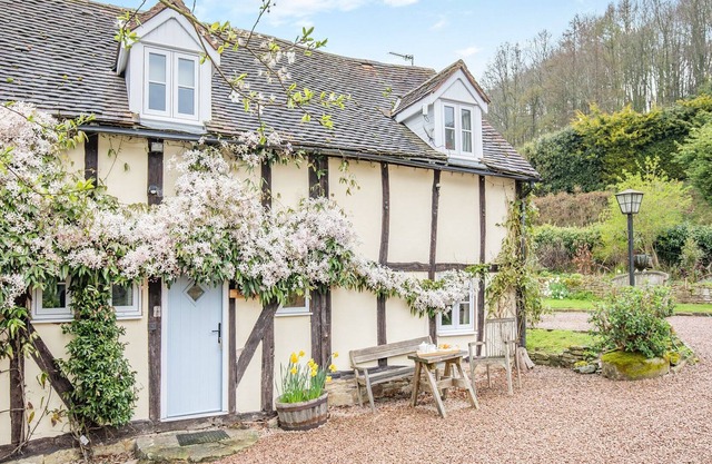 2 bedroom accommodation in Ridgeway Cross, near Malvern