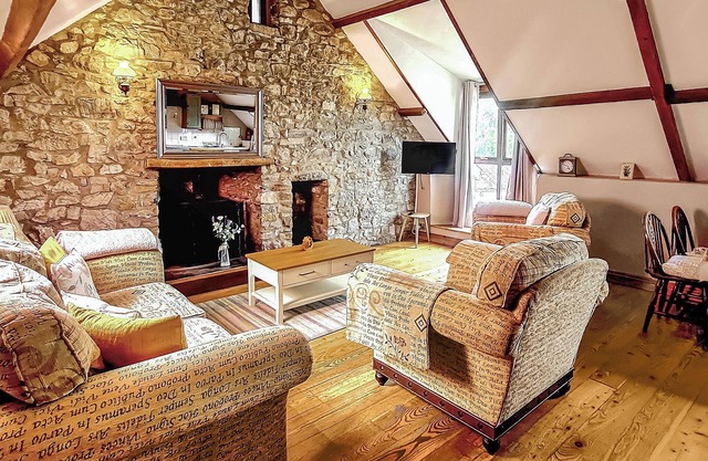 Beautifully converted 18th century stone barn cottage, 200 yds from the fishing lake.