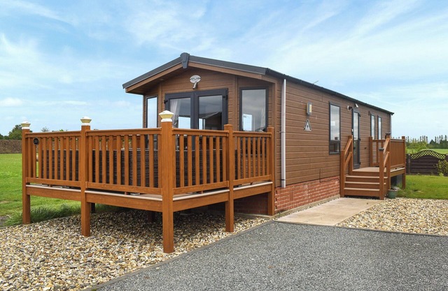 A lovely bright lodge next to a field on a great site for people of all ages.