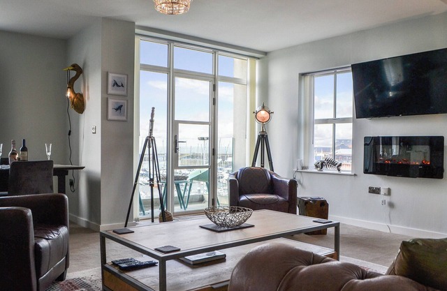 Superb apartment with a harbour front location and sea views, close to shops and supermarkets.