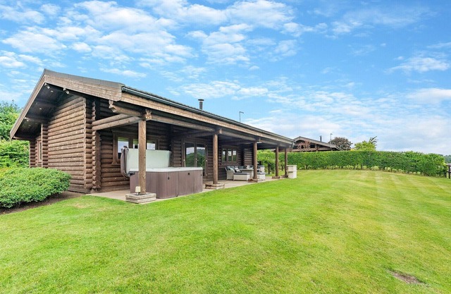 2 bedroom accommodation in Broxton, Nr Chester