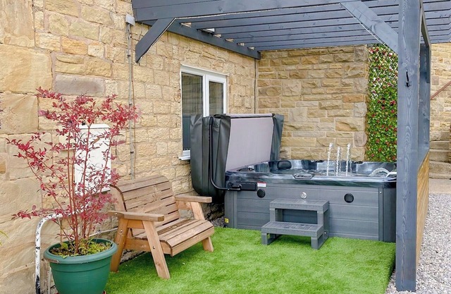 2 bedroom accommodation in Old Whittington, near Chesterfield