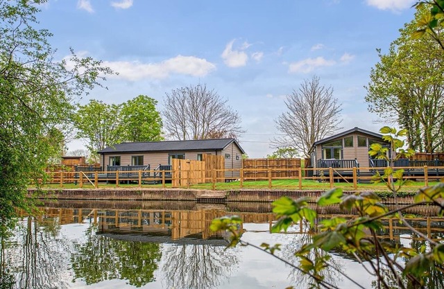 2 bedroom refurbished bungalow with private garden and hot tub located on the riverbank.