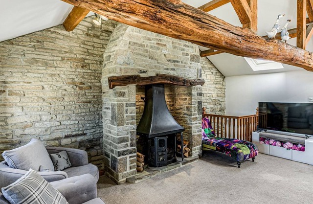 2 bedroom accommodation in Holmfirth