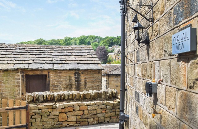 2 bedroom accommodation in Holmfirth