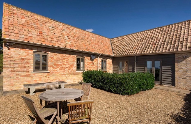 You’ll love this beautiful rural location which has views stretching for 10 miles on a clear day.