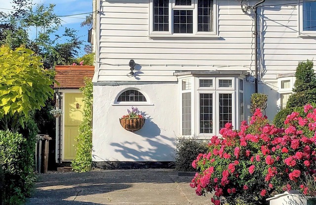 Beautiful English cottage in the countryside yet close to the beach and other large towns/villages.