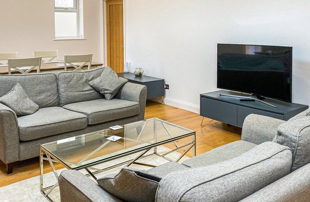 2 bedroom accommodation in Weybridge