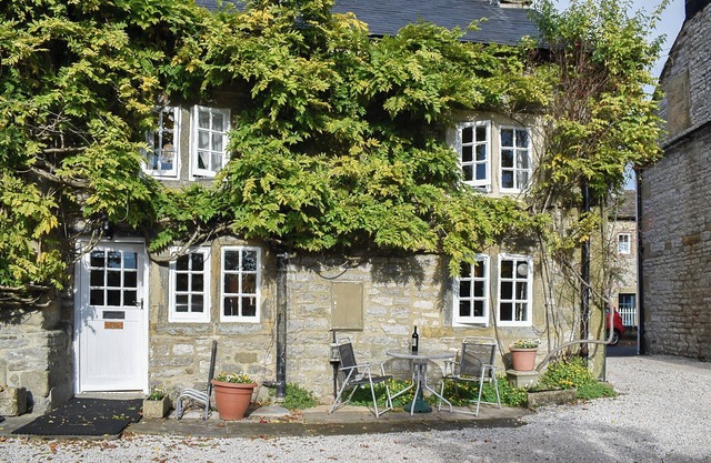 Perfect as a touring base for the Peak District with village pubs and other amenities.