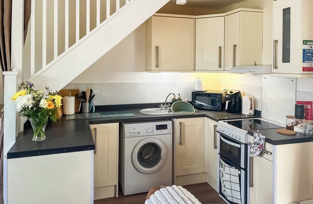 2 bedroom accommodation in Meopham, near Harvel