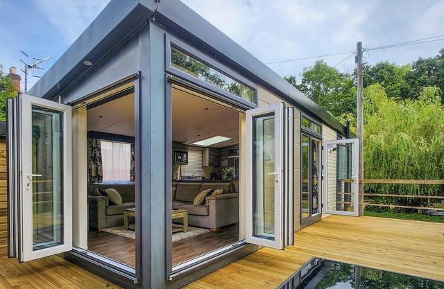 Escape to a charming two-bedroom lodge in Hamstead, Yarmouth, nestled in stunning countryside.