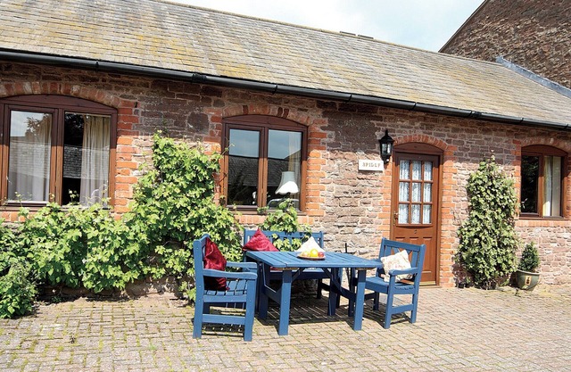 This converted cottage offers wheelchair access, 2 en-suite bedrooms and an acre of grounds.