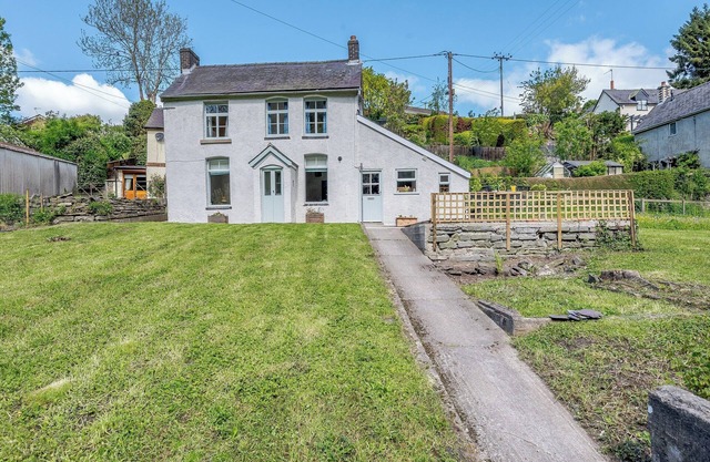 Jackdaw Cottage is a lovely ‘chocolate box’ cottage with a large enclosed lawned garden.