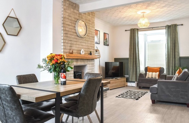 2 bedroom accommodation in Lingdale
