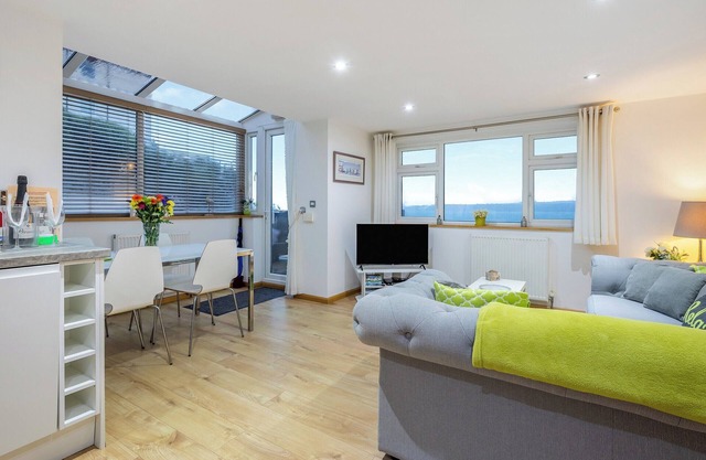 Two bedroom holiday home in Goodrington, sleeps 4, with stunning sea views over Goodrington Beach.