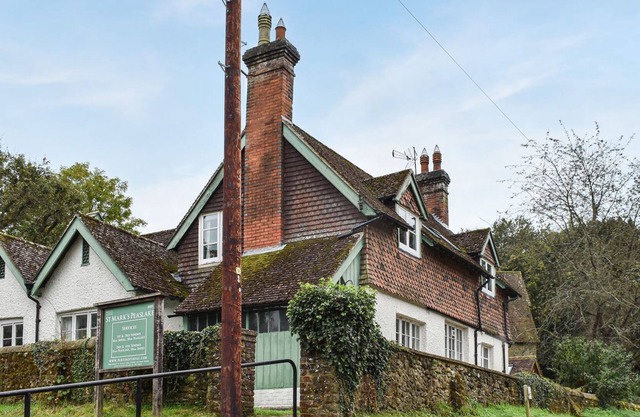 2 bedroom accommodation in Peaslake