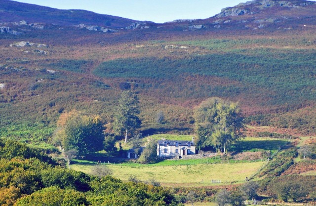 Detached Elan Valley holiday cottage surrounded by open countryside with breathtaking views.