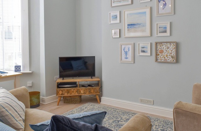 Being only a stones throw from the beach and located in the town centre this place has it all.