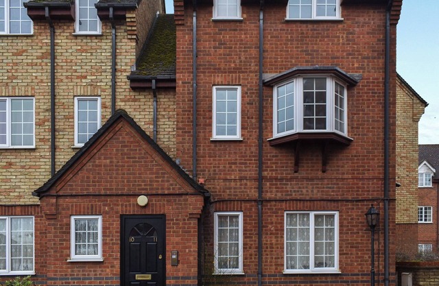 Delightful bright duplex apartment, situated just off a traditional English high street.