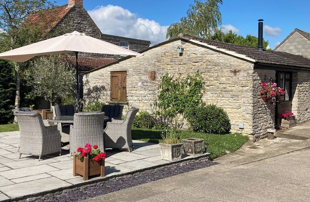 Bee Cottage is a fabulous escape to the country, perfect for a small family or 2 couples to enjoy.