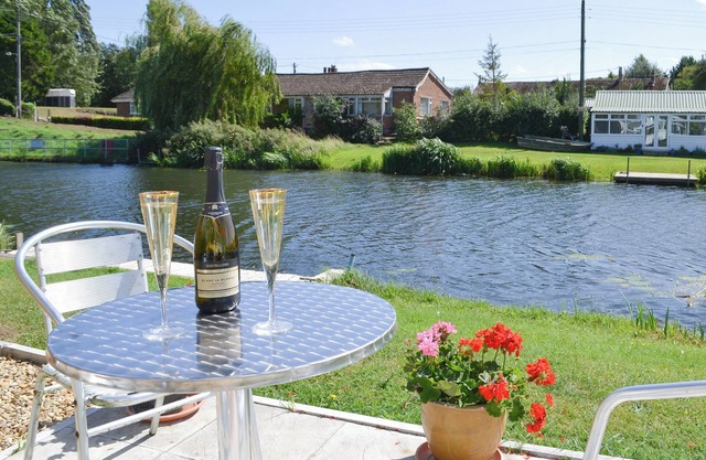 2 bedroom accommodation in Surfleet