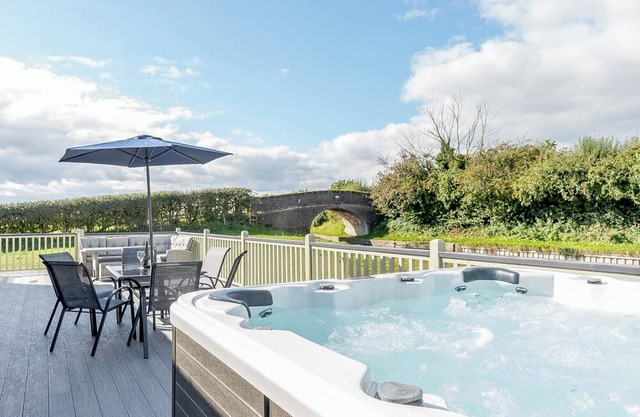 New for 2019. Contemporary two bedroom lodge with a master bedroom with en suite shower.