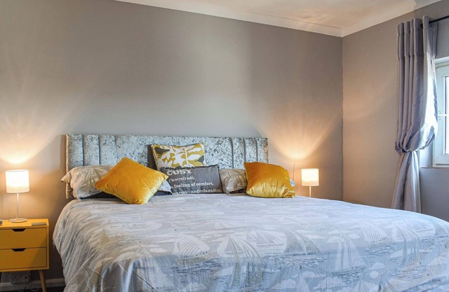 Helen’s View is a cosy, two bedroomed, terraced cottage with a secluded courtyard to the rear.