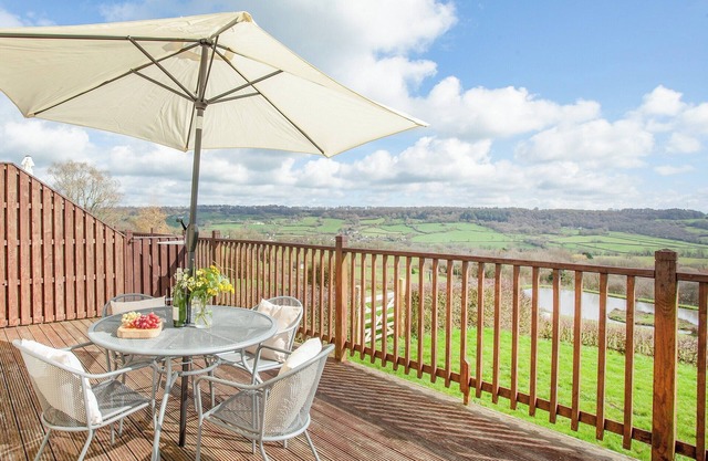 Stargazer is a cosy two-bedroom cottage overlooking magnificent views of the Otter Valley.