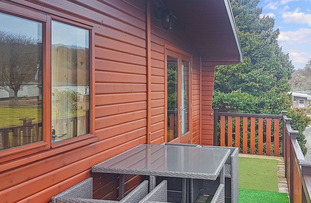 Comfortable and well presented pine lodge perfect for couples or small families.